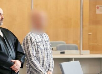 Ein Bundeswehroffizier ist in Düsseldorf wegen Spionage für Russland zu dreieinhalb Jahren Haft verurteilt worden. v-d1kfea8mzv89 Quelle: https://isthumbs.glomex.com/dC1ydS8yMDI0LzA1LzI3LzEyLzMxXzA1XzY2NTQ3ZDA5MThjYzcucG5n/profile:player-960x540/image.jpg